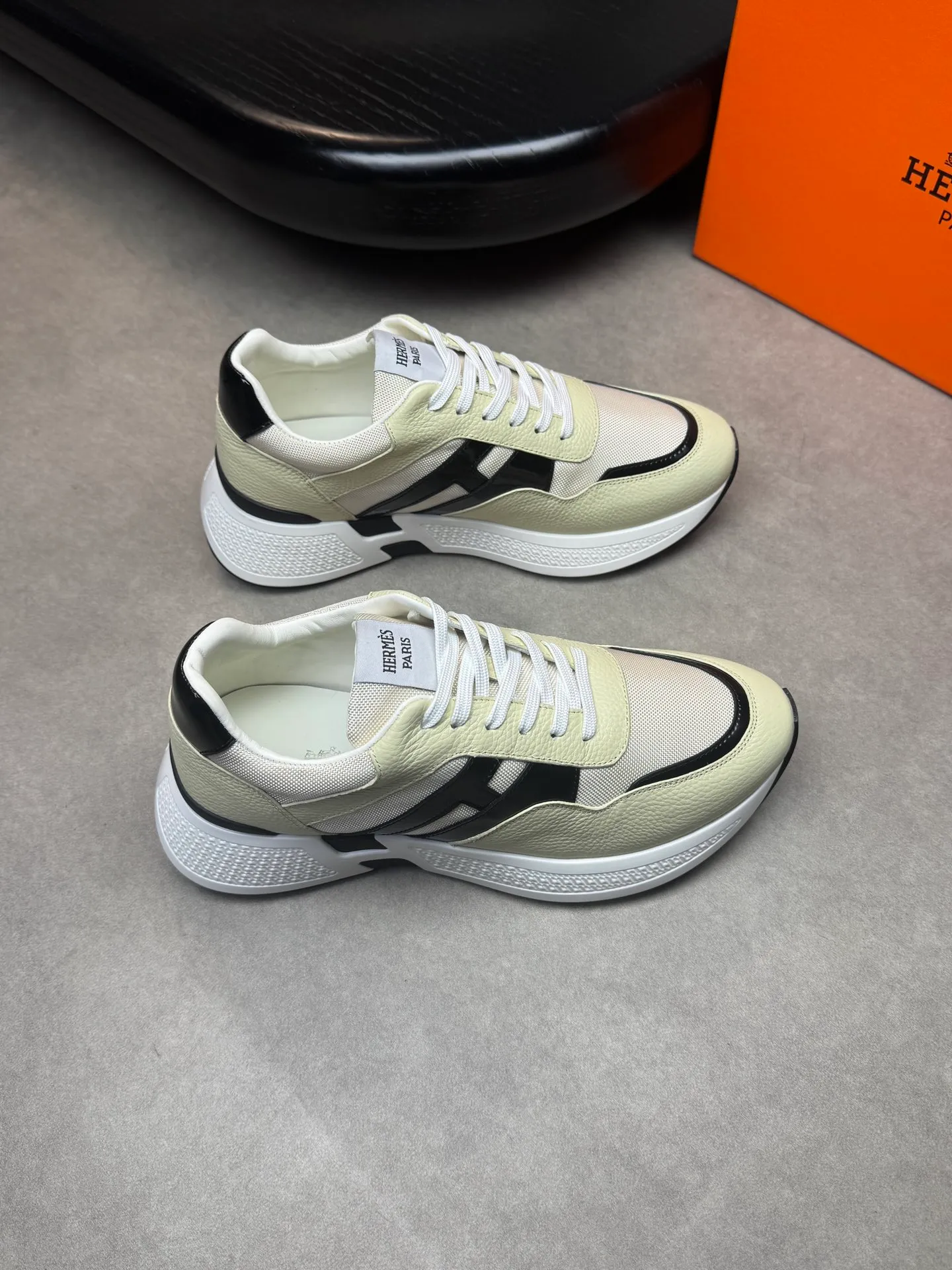 [HERMES] Hermès men's shoes 💰520💰 - high-end quality original items 🔍🔍🔍 casual sports shoes - upper: 🔝 pebbled calfskin, brand high mercerized canvas, body sewn with brand ´H´ totem, tongue brand logo cloth label - lining: water-dyed cowhide -Outsole: Ultra-light T men's shoes 💰U foam·rubber; two-color molded outsole -Ultra-high quality control·Fine workmanship: highlighted (high-end·luxury·grade) -Size: 39-44 (38, 45, can be customized)